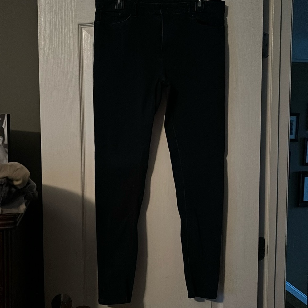 Dark blue jeans. Skinny fit